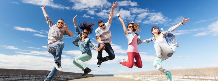 des adolescents qui sautent de joie